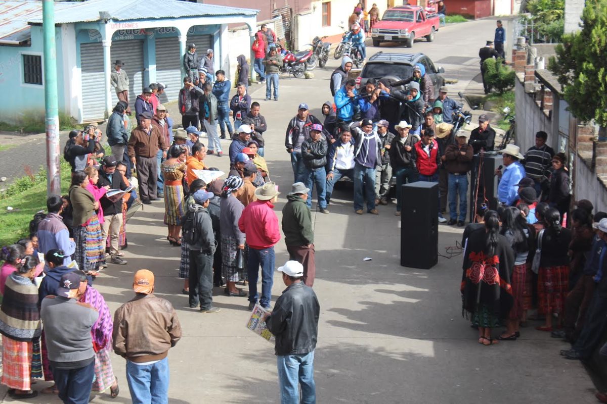 Vecinos bloquean ruta a Santa Clara La Laguna