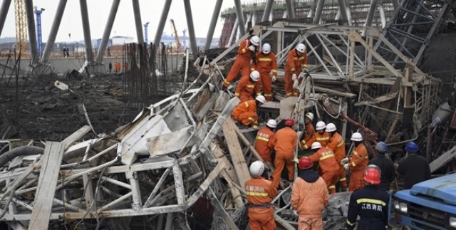 Mueren 40 personas por colapso de un andamio en China. (Foto Prensa Libre: AP)