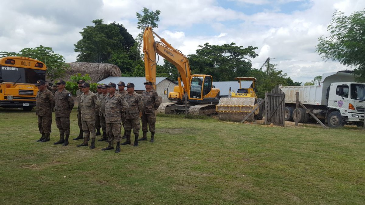 Los trabajos de bacheo son responsabilidad del Ministerio de Comunicaciones y no del Ejército, señalan analistas. (Foto Prensa Libre: Ejército de Guatemala)