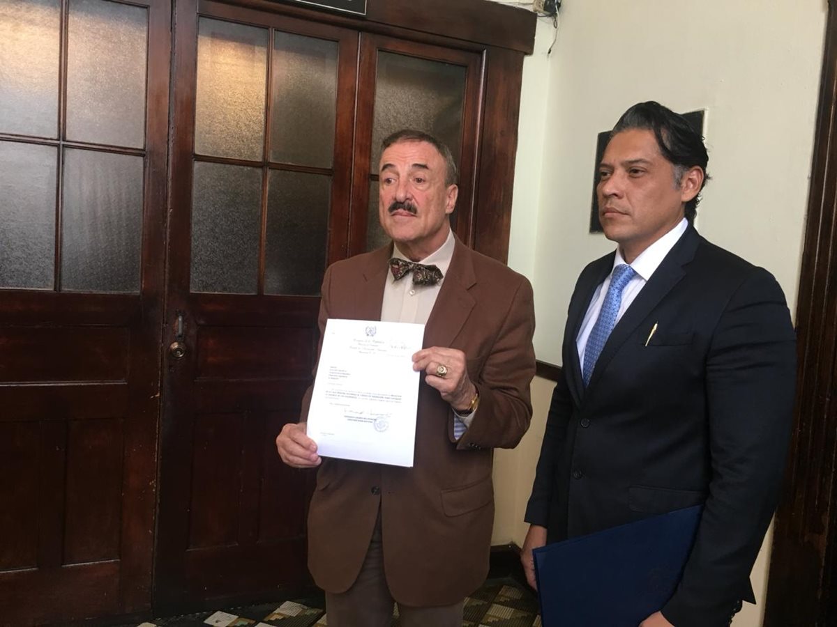 El diputado Fernando Linares-Beltranena es el ponente de la iniciativa. (Foto Prensa Libre: Carlos Álvarez)