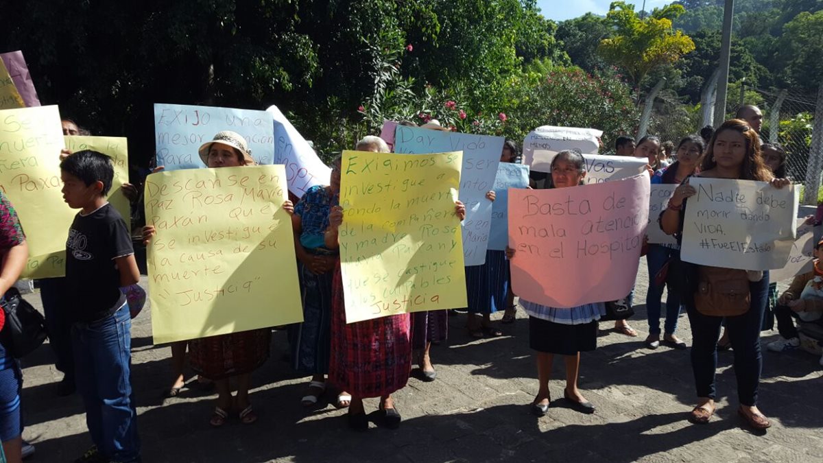 Mujeres de varios sectores llegaron al Hospital Nacional Pedro de Betancourt de Antigua Guatemala para mostrar su rechazo por la muerte de Rosa María Paxzán Cubal.(Foto Prensa Libre: Julio Sicán)