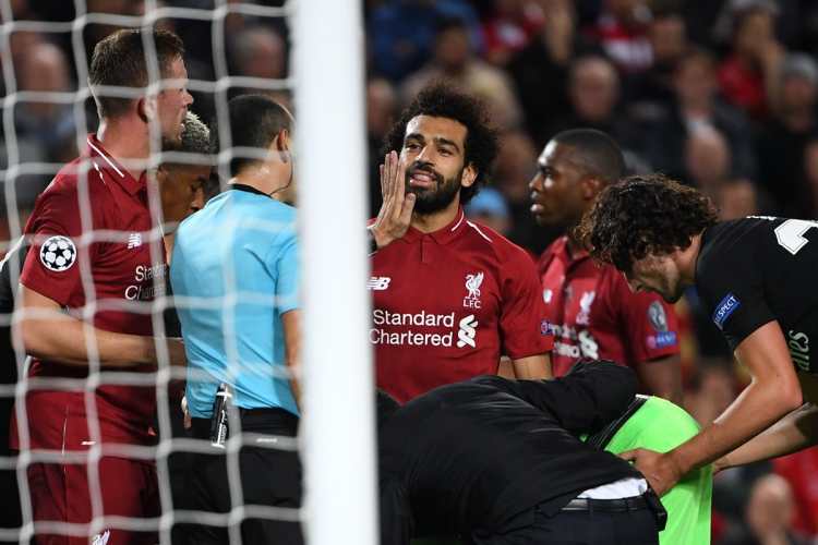 El árbitro le anuló un gol a Mohamed Salah por una falta previa de Sturridge sobre el guardameta Areola. (Foto Prensa Libre: AFP)