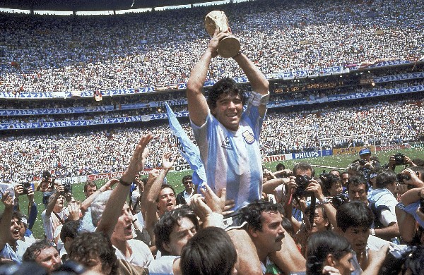 Diego Maradona reconoció que su gol con la mano contra Inglaterra en 1986 hubiese sido anulado. (Foto Prensa Libre: AP)