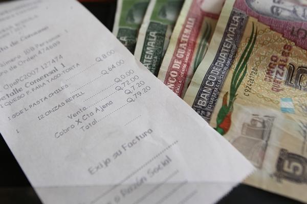 Trabajadores de establecimientos como hoteles y restaurantes esperan una gratificación por el servicio prestado (Foto Prensa Libre: Álvaro Interiano).<br _mce_bogus="1"/>