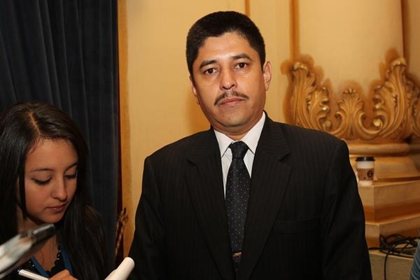 Guillermo Lam González anunció que el presidente, Otto Pérez Molina, le anunció su destitución. (Foto Prensa Libre, Archivo)