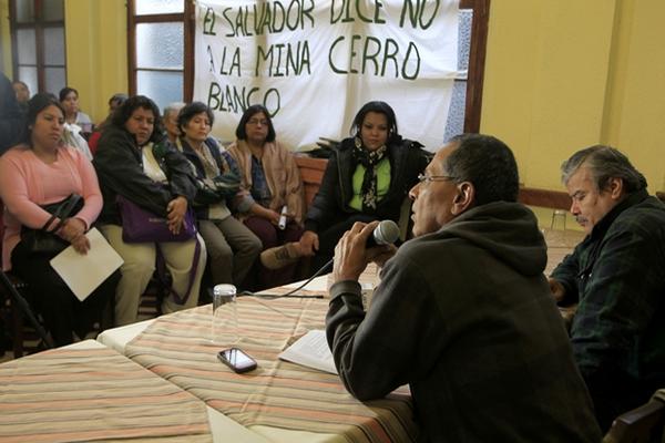 Activistas ambientales piden el cierre definitivo de la mina Cerro Blanco, en Jutiapa (foto Prensa Libre: Edwin Bercian)<br _mce_bogus="1"/>