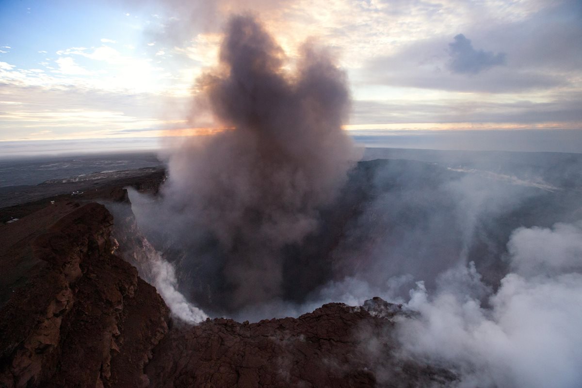 Vista aérea del humo que emerge del cráter Pu'u O'o en la isla de Hawai, EE.UU. El suelo del cráter se derrumbó el 1 de mayo y, desde entonces, continúa con la erosión de las paredes. (Foto Prensa Libre:EFE).