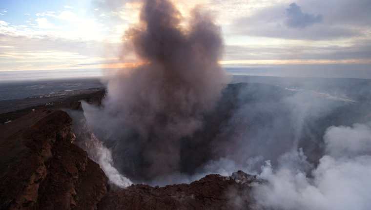 Vista aérea del humo que emerge del cráter Pu'u O'o en la isla de Hawai, EE.UU. El suelo del cráter se derrumbó el 1 de mayo y, desde entonces, continúa con la erosión de las paredes. (Foto Prensa Libre:EFE).
