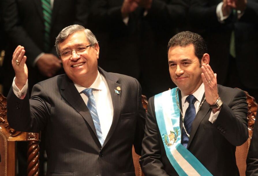 Jafeth Cabrera y Jimmy Morales en la ceremonia de investidura. (Foto Prensa Libre: Esbin García)