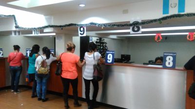 En las últimas semanas se han formado largas filas de personas en la sede central de emisión de antecedentes policiales en la zona 9 (Foto Prensa Libre: José M. Patzán)