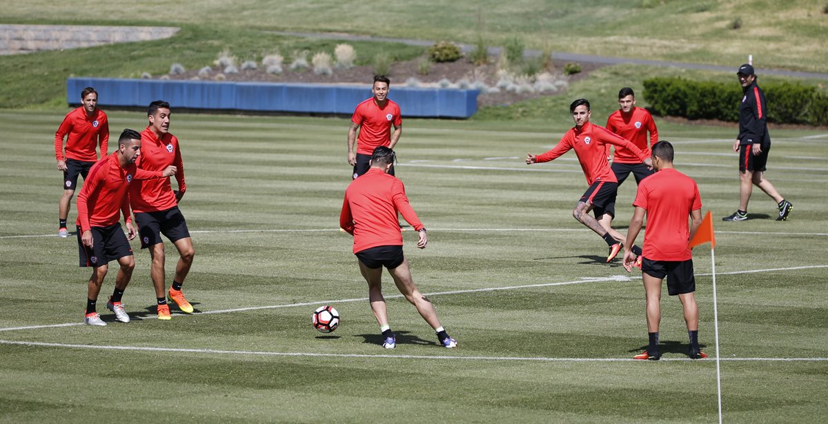 Chile derrotó a Bolivia en un partido polémico durante la pasada jornada. (Foto Prensa Libre: EFE)