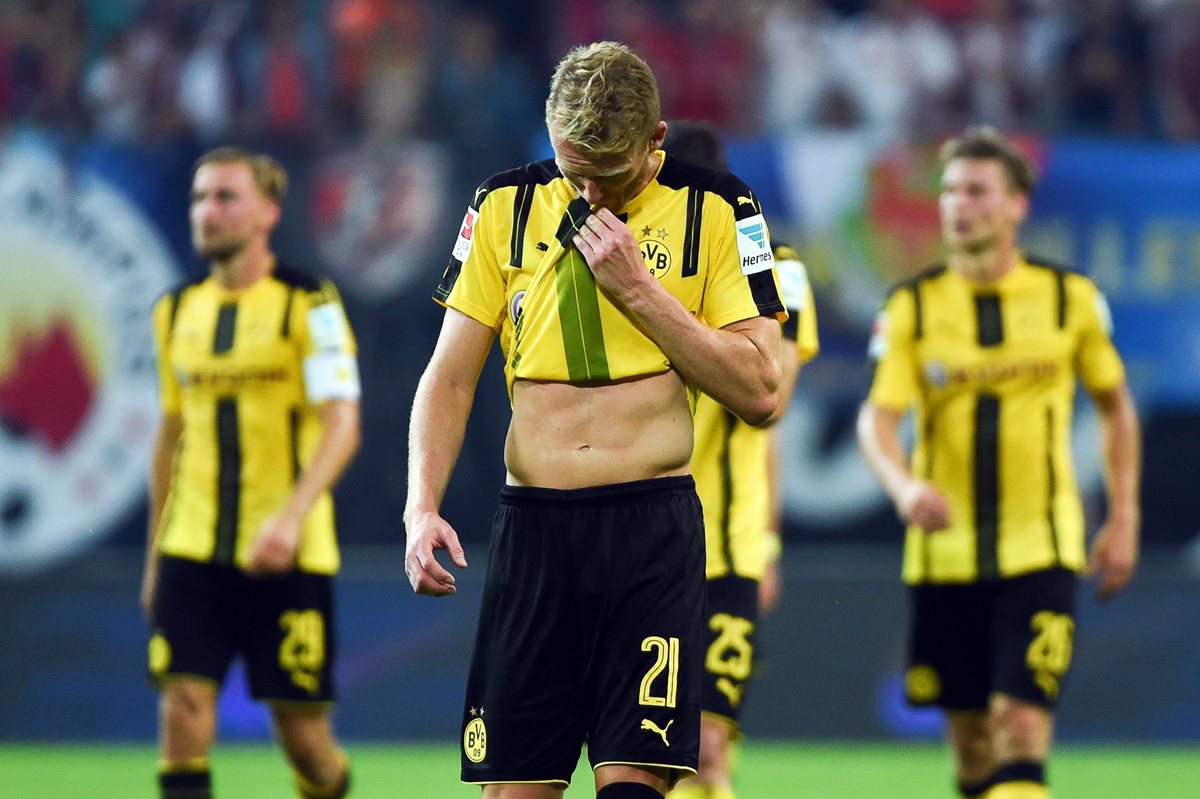 Los jugadores del Borussia Dortmund se lamentan al final del partido. (Foto Prensa Libre: EFE)