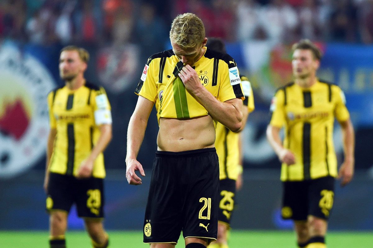 Los jugadores del Borussia Dortmund se lamentan al final del partido. (Foto Prensa Libre: EFE)