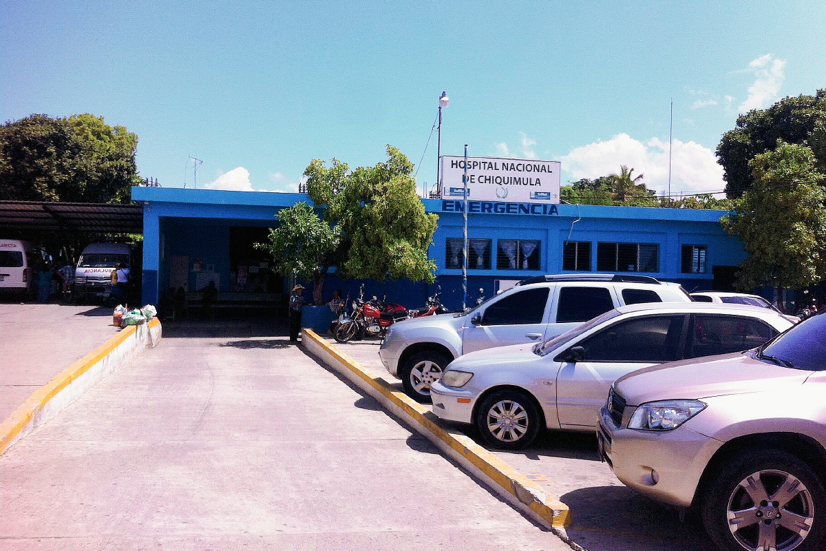 Un herido  de bala fue trasladado al Hospital Nacional de Chiquimula, después de un robo a un grupo de hondureños. (Foto Prensa Libre: Edwin Paxtor)