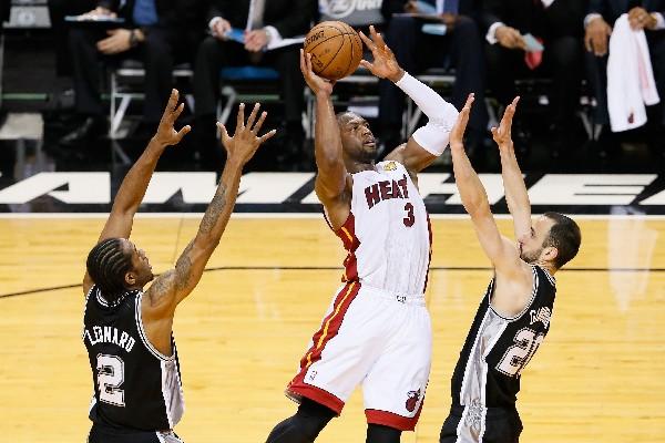 Dwyane Wade del Miami Heat está lesionado y podría perderse el Juego de Estrellas de la NBA. (Foto Prensa Libre: AFP)