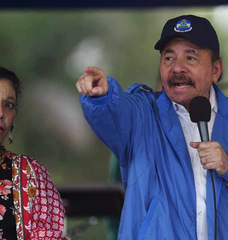 Presidente Daniel Ortega en compañía de su esposa y vicepresidenta Rosario Murillo durante la marcha "Caminata por la Seguridad y la Paz".  (AFP)