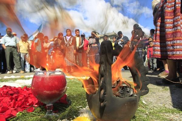 integrantes de la Convergencia Nacional Maya Waqib´Kej participan en una celebración, en la Plaza de la Constitución, y en rechazo del acto oficial.