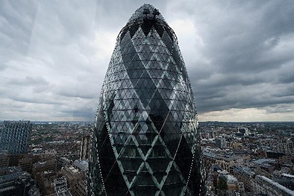 'The Gherkin' es un rascacielos emblemático de Londres, el cual fue adquirido por un grupo brasileño. (Foto Prensa Libre: AFP)