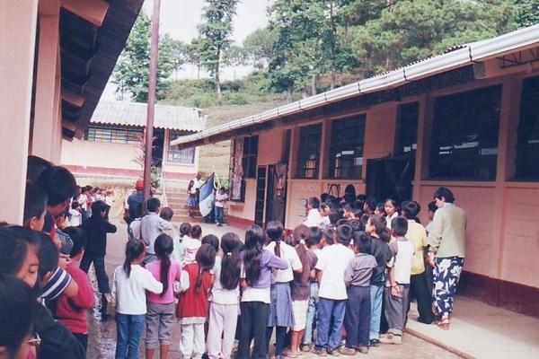La publicación regula la distancia y cantidad de maestros para centros educativos. (Foto Prensa Libre: Archivo)
