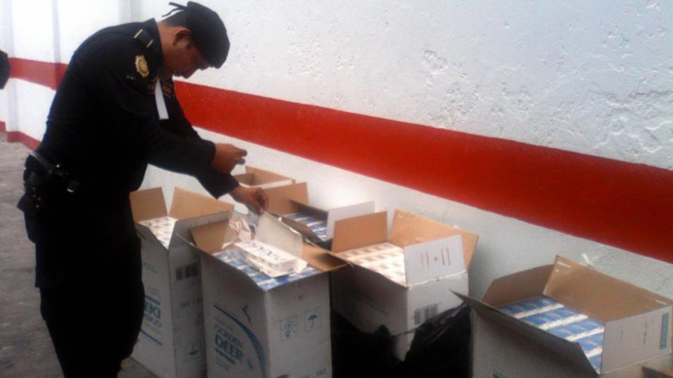PNC localiza cigarrillos de contrabando en transporte colectivo que circula de Petén a Guatemala. (Foto Prensa Libre: Cortesía PNC)