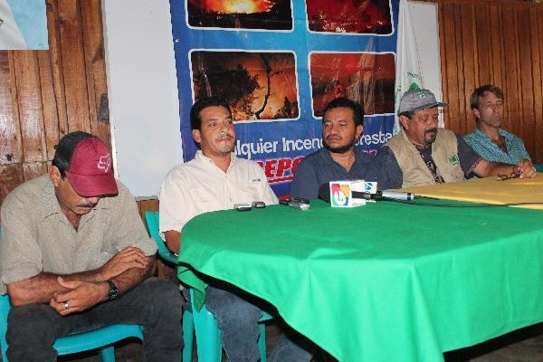 Ambientalistas y autoridades del Conap hicieron público su rechazo a las acciones   contra   dos empleados de esa entidad.