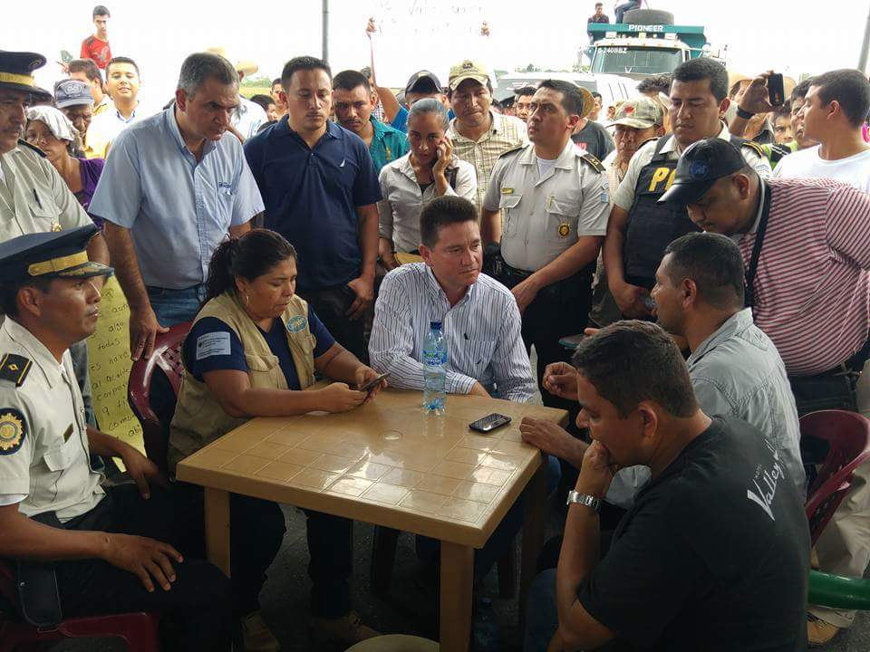 Gobernador de Petén se reúne con pobladores de Dolores debido a descontento por eleccion municipal. (Foto Prensa Libre: Twitter @SoloSoyWommy_)