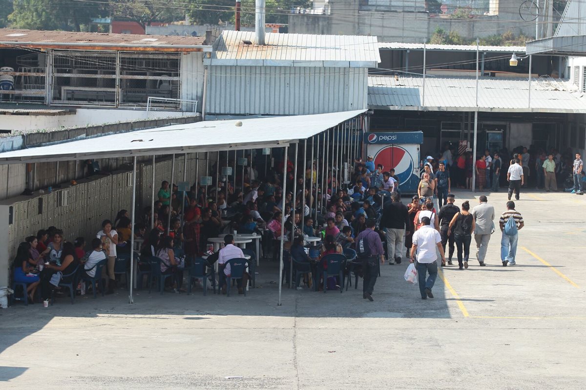 Trabajadores permanece en las instalaciones de la maquila a la espera de su pago. (Foto Prensa Libre: ÁLvaro Interiano)