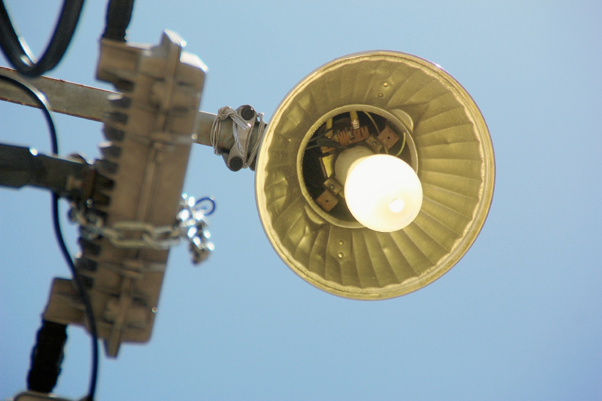Pobladores de la cabecera de Huehuetenango ven con preocupación que varias lamparas del alumbrado público pasen todo el día encendidas. (Foto Prensa Libre: Mike Castillo)