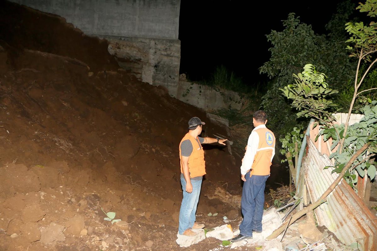 Personal de Conred examina el lugar donde ocurrió un derrumbe, en la zona 2 de la cabecera de Retalhuleu. (Foto Prensa Libre: Rolando Miranda)
