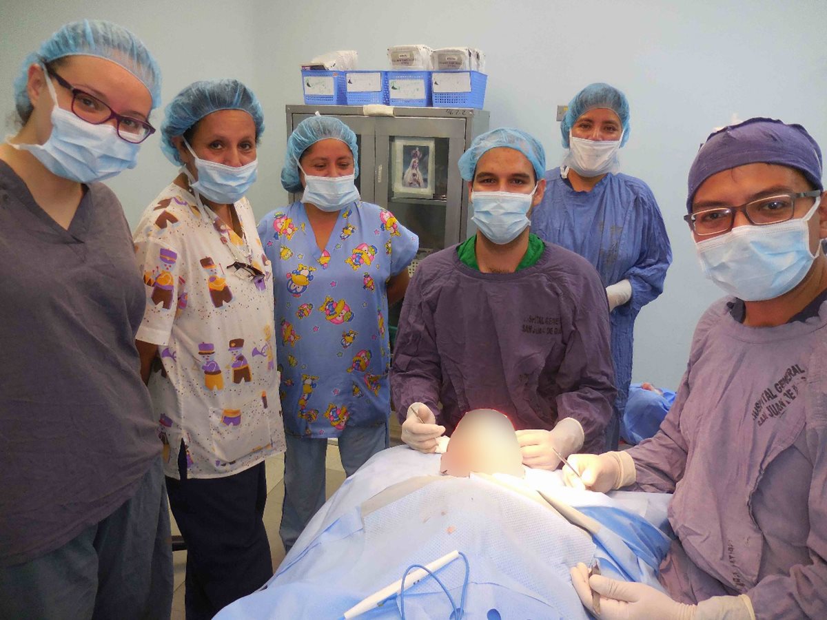 Equipo médico y enfermeras del Hospital General San Juan de Dios que apoyaron en el transplante de piel artificial. (Foto Prensa Libre: Cortesía Carlos Quintero)