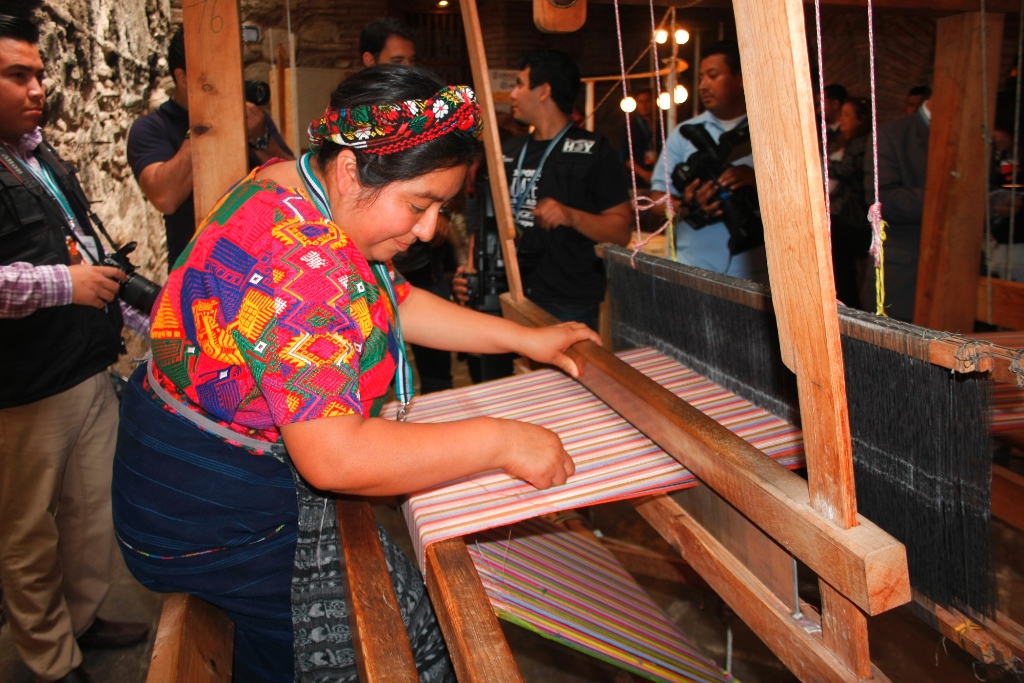 Artesanas que elaboran tejidos a mano reciben un 30% más del salario mínimo por su trabajo. (Foto Prensa Libre: Renato Melgar)