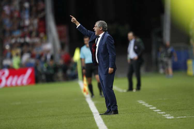 Fernando Santos, entrenador de Portugal, da instrucciones desde su área técnica.