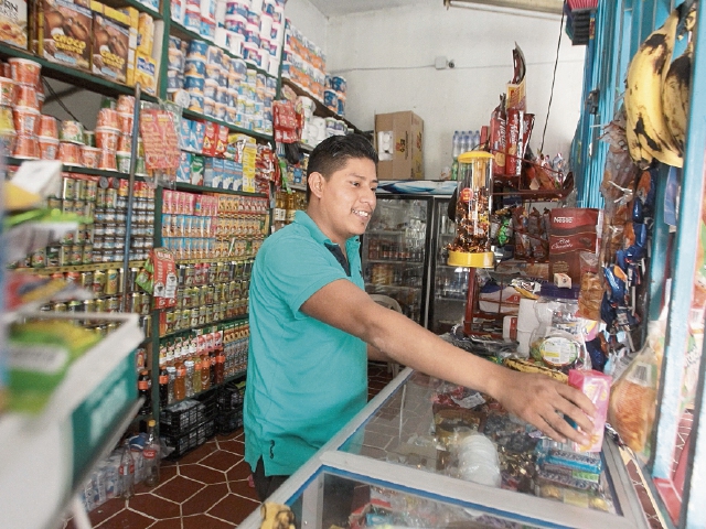 Los comerciantes que cuenten con inventario de Q25 mil deberán de regularizarse. (Foto Prensa Libre: Álvaro Interiano)