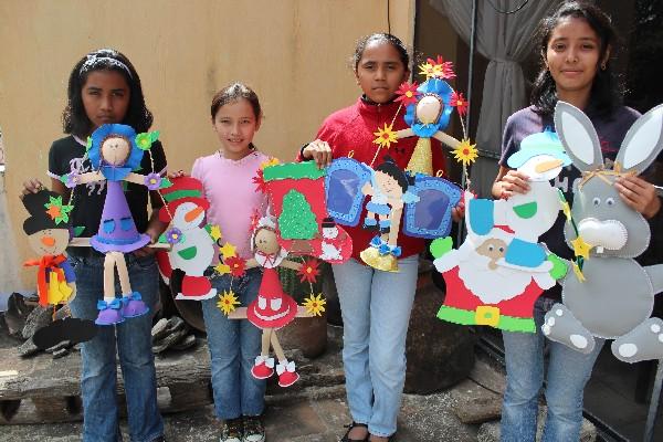 Las menores muestran algunos de los productos que elaboran con fomi.