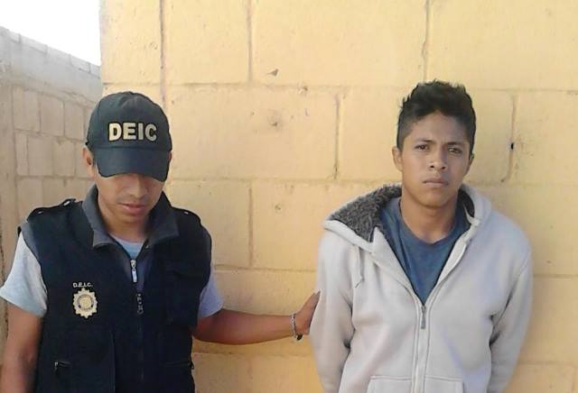 Josué David Arévalo López es capturado en una casa de Peronia, zona 8 de Villa Nueva. (Foto Prensa Libre: MP)