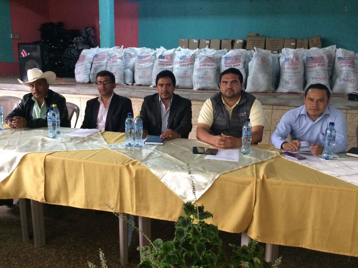 Autoridades de Quiché y Baja Verapaz efectuaron una reunión pero no llegaron a ningún acuerdo.(Foto Prensa Libre: Héctor Cordero)