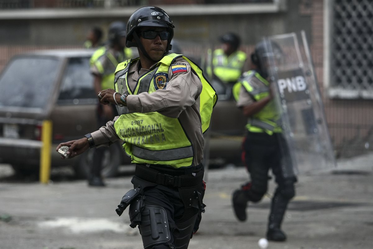 Los antimotines lanzaron bombas en Caracas.