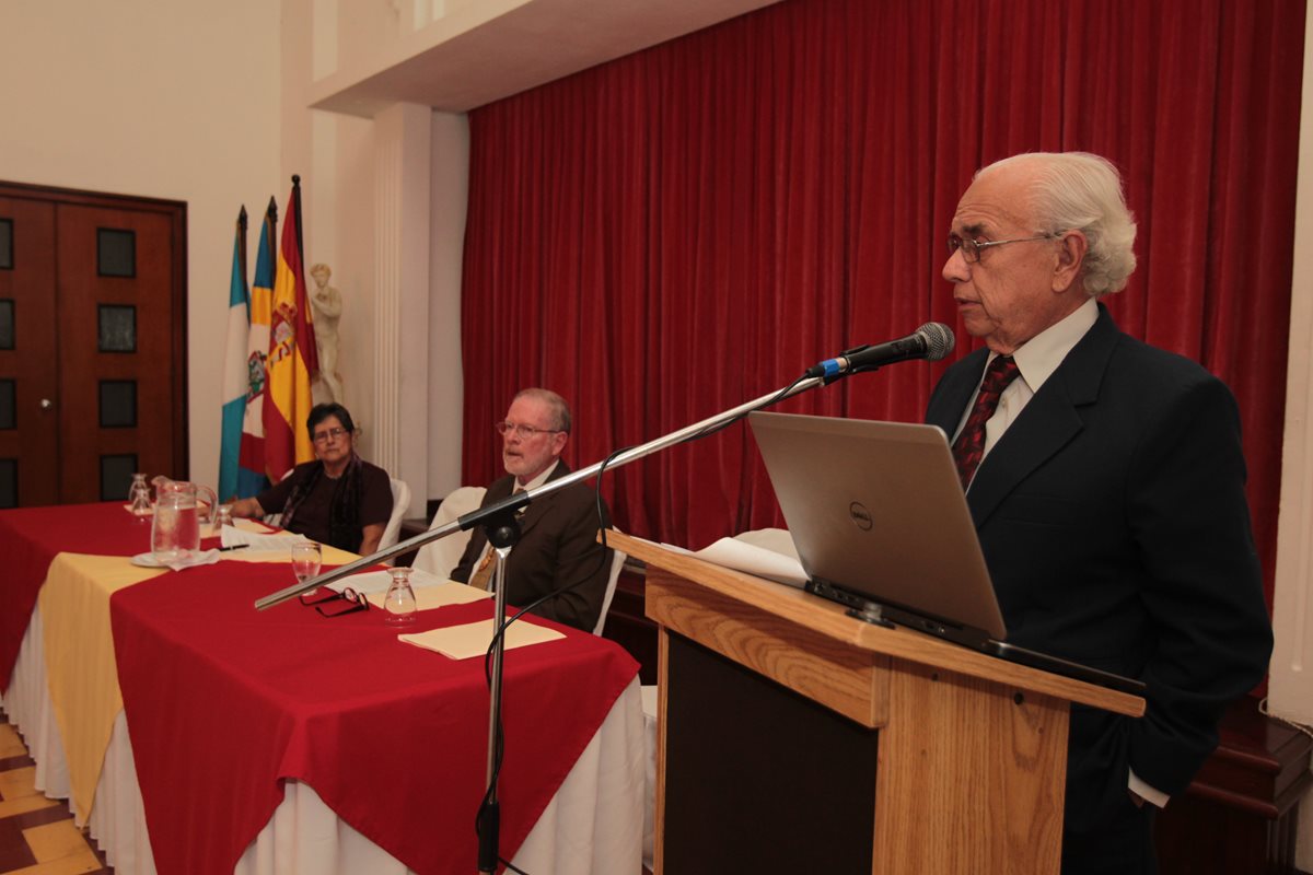 Mario Antonio Sandoval pronuncia un discurso en el acto de toma de posesión de la nueva directiva de la AGL. (Foto Prensa Libre: Edwin Castro)