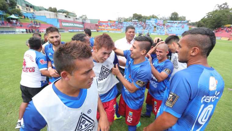 Ronald Gómez celebra con los jugadores de Malacateco después de la victoria del cuadro de los Toros 3-4 contra Municipal. (Foto Prensa Libre: Óscar Rivas)
