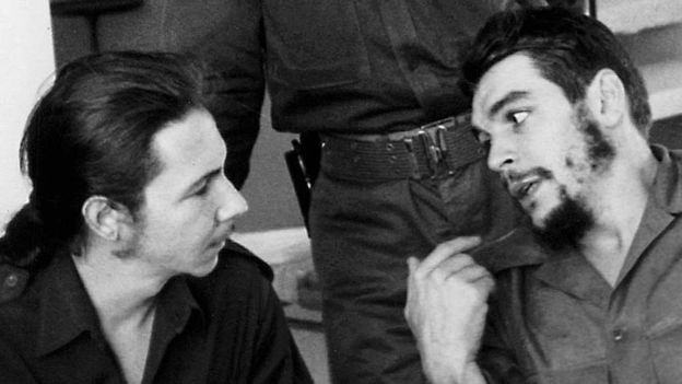 Raúl Castro (izq.) y el Che, en 1960. AFP