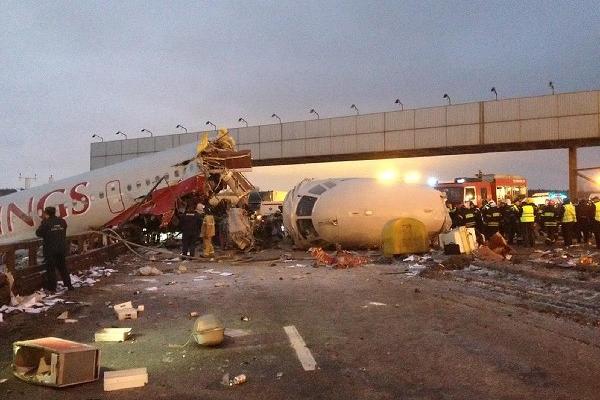 Un avión de pasajeros ruso se salió este sábado de la pista de aterrizaje cuando intentaba tomar tierra en el aeropuerto internacional de Vnúkovo de Moscú. (Foto Prensa Libre: AP)