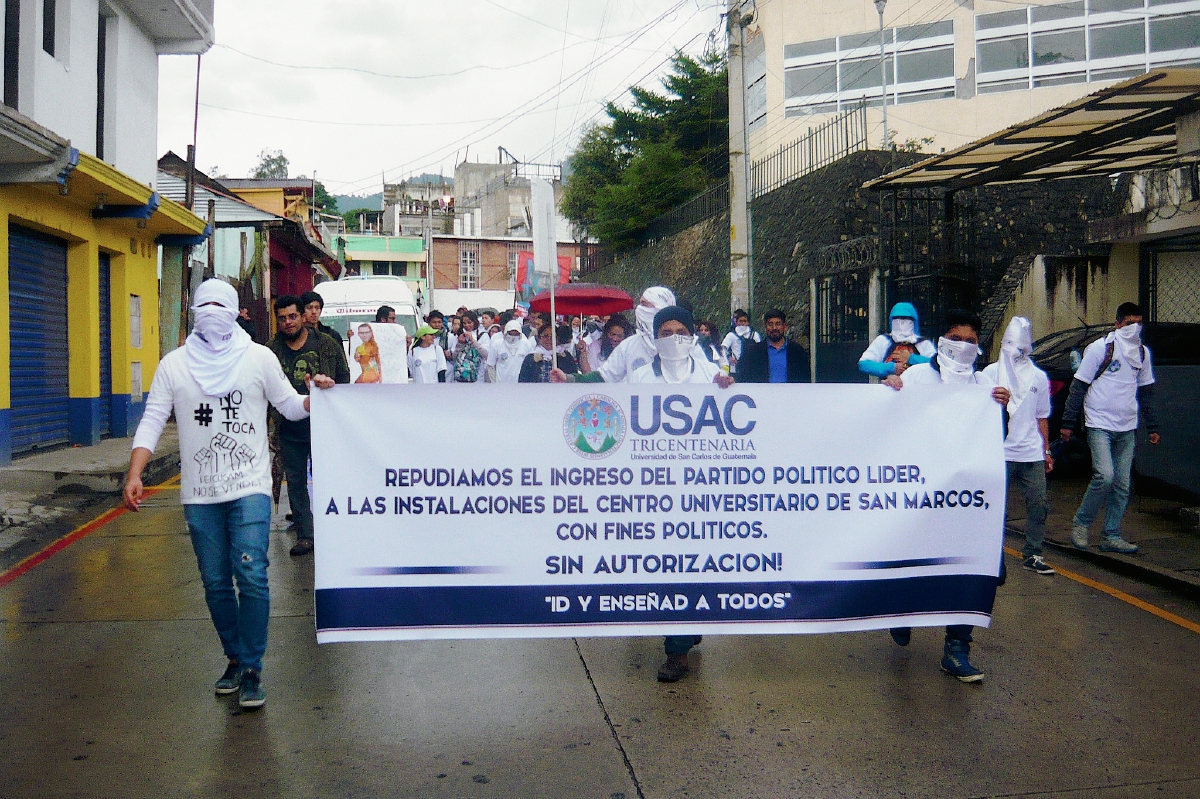Marcha de estudiantes del Cusam, de San Marcos, por haber sido violada la autonomía de la Usac. (Foto Prensa Libre: Genner Guzmán)