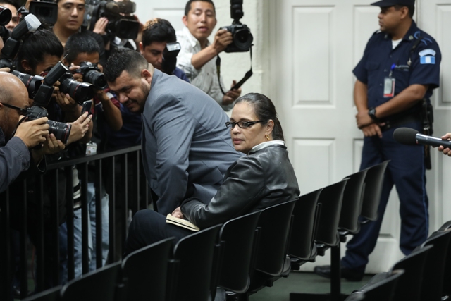 La exvicepresidenta Roxana Baldetti luego de escuchar la sentencia en su contra evitó hablar con la prensa: (Foto Prensa Libre: Esbin García)