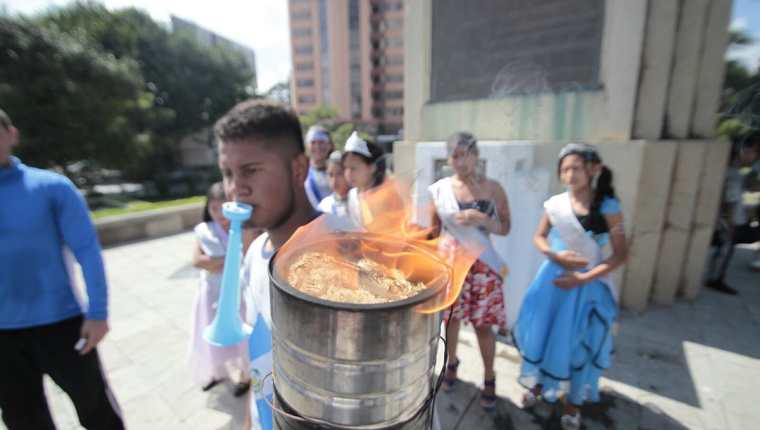 Trasladar el fuego patrio en antorchas es una tradición que cuenta con muchos seguidores y detractores en Guatemala. (Foto Prensa Libre: Hemeroteca PL)