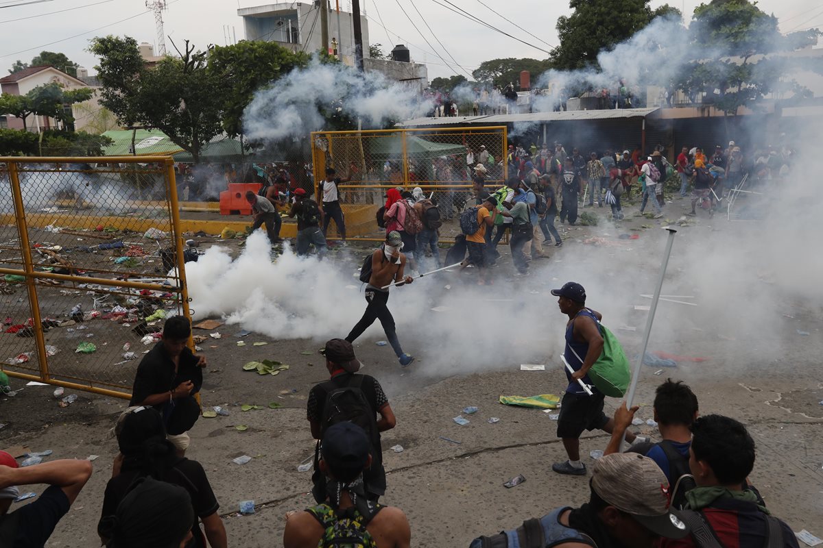 Los agentes de la Policía Nacional Civil lanzaron gases a los migrantes.