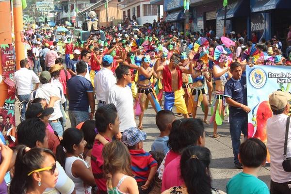 Pobladores observan una de las comparsas en el Carnaval de Mazatenango. (Foto Prensa Libre: Danilo López)