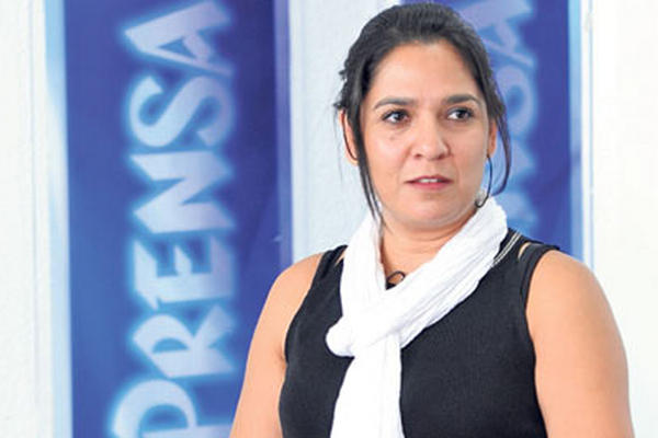 María Dolores  Contreras explica cómo prevenir el estrés, durante  El Consultorio. (Foto Prensa Libre: Áxel Vicente)