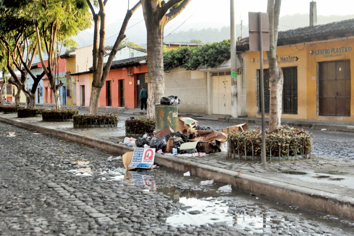 En las calles y parques se observa la acumulación de basura, que daña la imagen de Antigua Guatemala, Sacatepéquez.