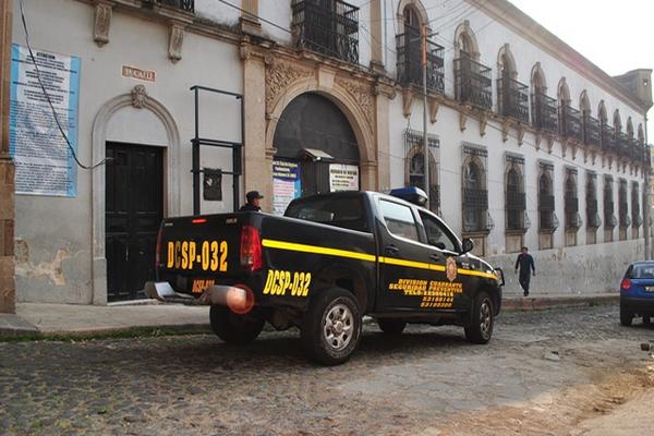 Guillermo Casildo Pérez, jefe de apoyo y logística de la Comisaría 41,  fue detenido por consumir bebidas alcohólicas mientras estaba de  servicio. (Foto Prensa Libre: Alejandra Martínez).
