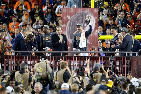 El mariscal de campo de los Broncos Denver, Peyton Manning, levanta el trofeo Vince Lombardi, luego de derrotar a los Carolina Panthers (Foto Prensa Libre: AFP)